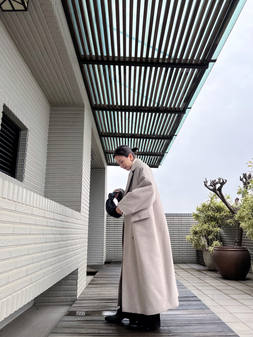 「CLANE、BOTTEGA VENETA、stylemixer」｜「CLANEのDOUBLE WOOL LONG COAT（チェスターコート、ホワイト系）」を使った、Jasmine:)さん（レディース・158cm）の春コーディネートの2枚目の写真