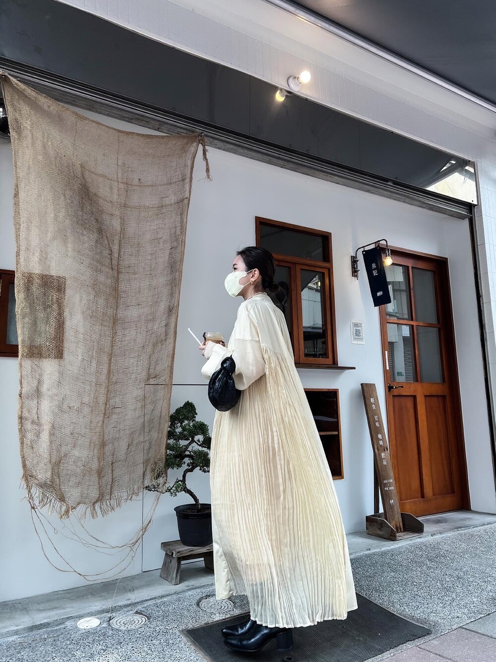 「etretokyo、CLANE、BOTTEGA VENETA」｜「ETRE TOKYOのシアーサイドプリーツワンピース（ワンピース、ベージュ系）」を使った、Jasmine:)さん（レディース・158cm）の春コーディネートの2枚目の写真