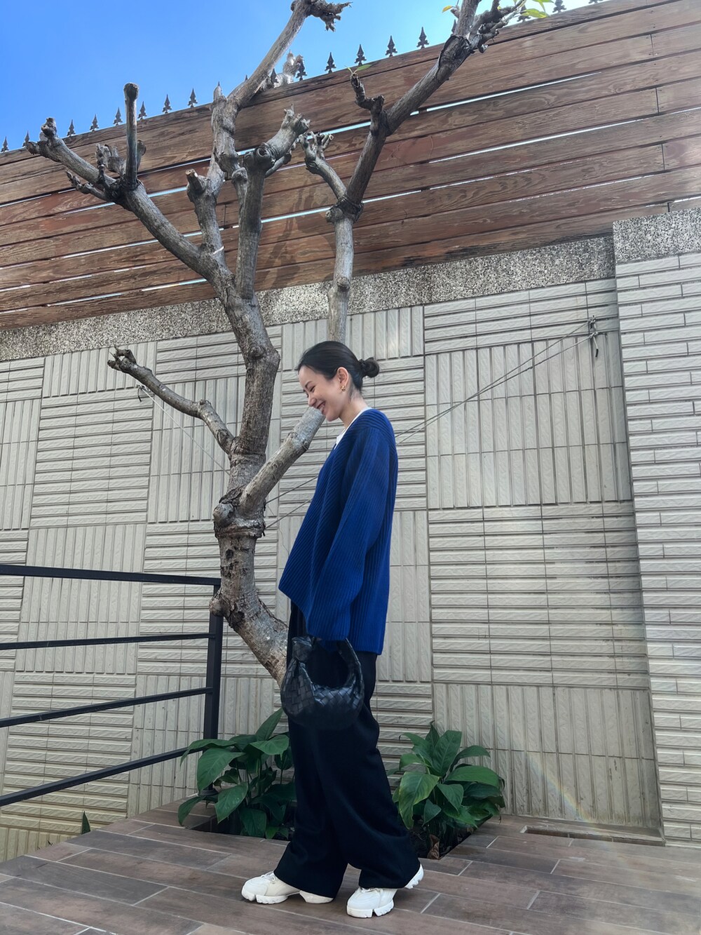 「JOURNAL STANDARD relume、stylemixer、Dior、BOTTEGA VENETA」｜「JOURNAL STANDARD relumeのウールカシミヤＶネックプルオーバー◆（ニット/セーター、ブルー系）」を使った、Jasmine:)さん（レディース・158cm）の冬コーディネートの2枚目の写真