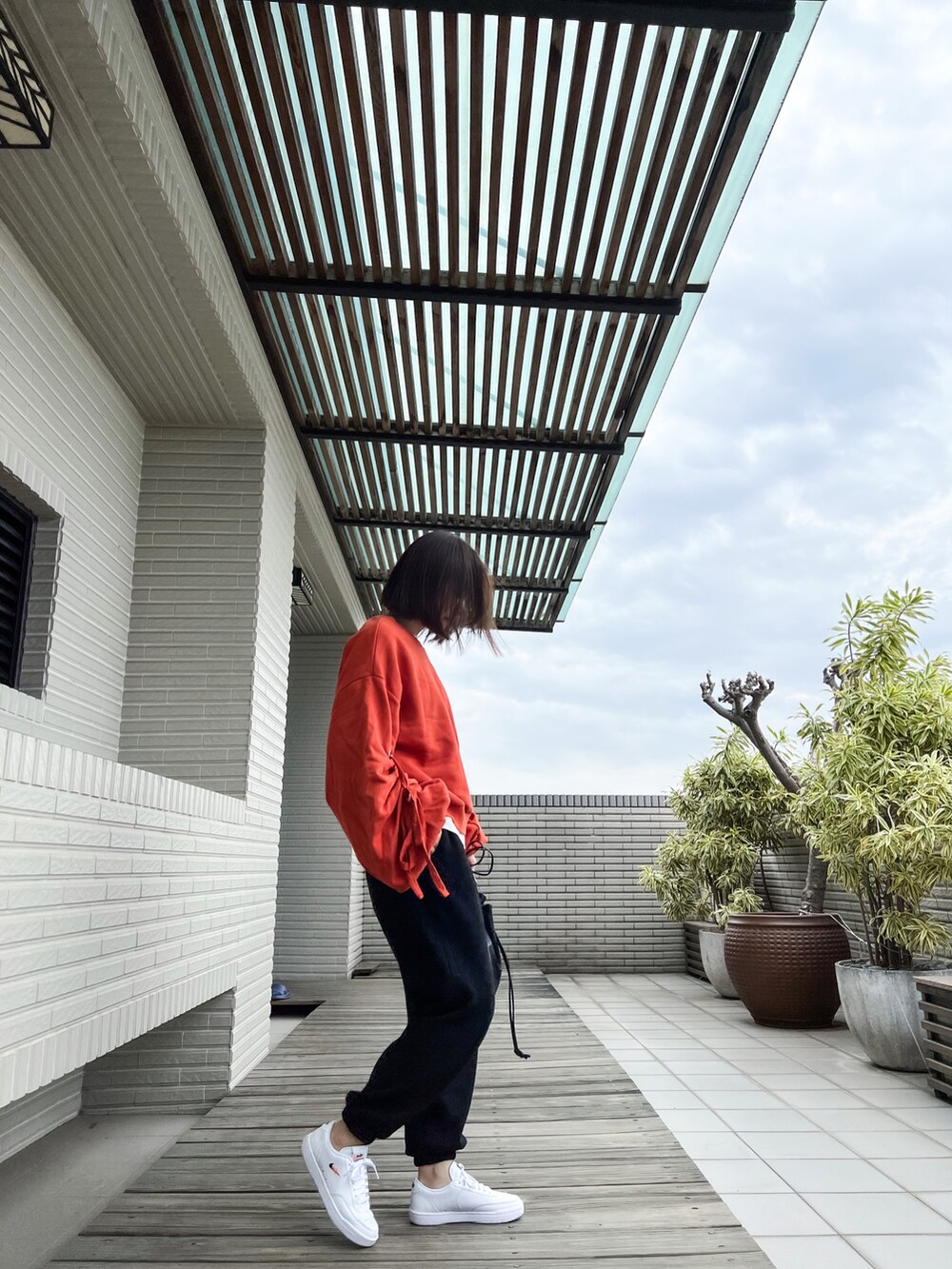 「EMODA、CLANE、amissa fashion、NIKE」｜「EMODAのボリュームスリーブタイトレーナー（スウェット、オレンジ系）」を使った、Jasmine:)さん（レディース・158cm）の春コーディネートの3枚目の写真
