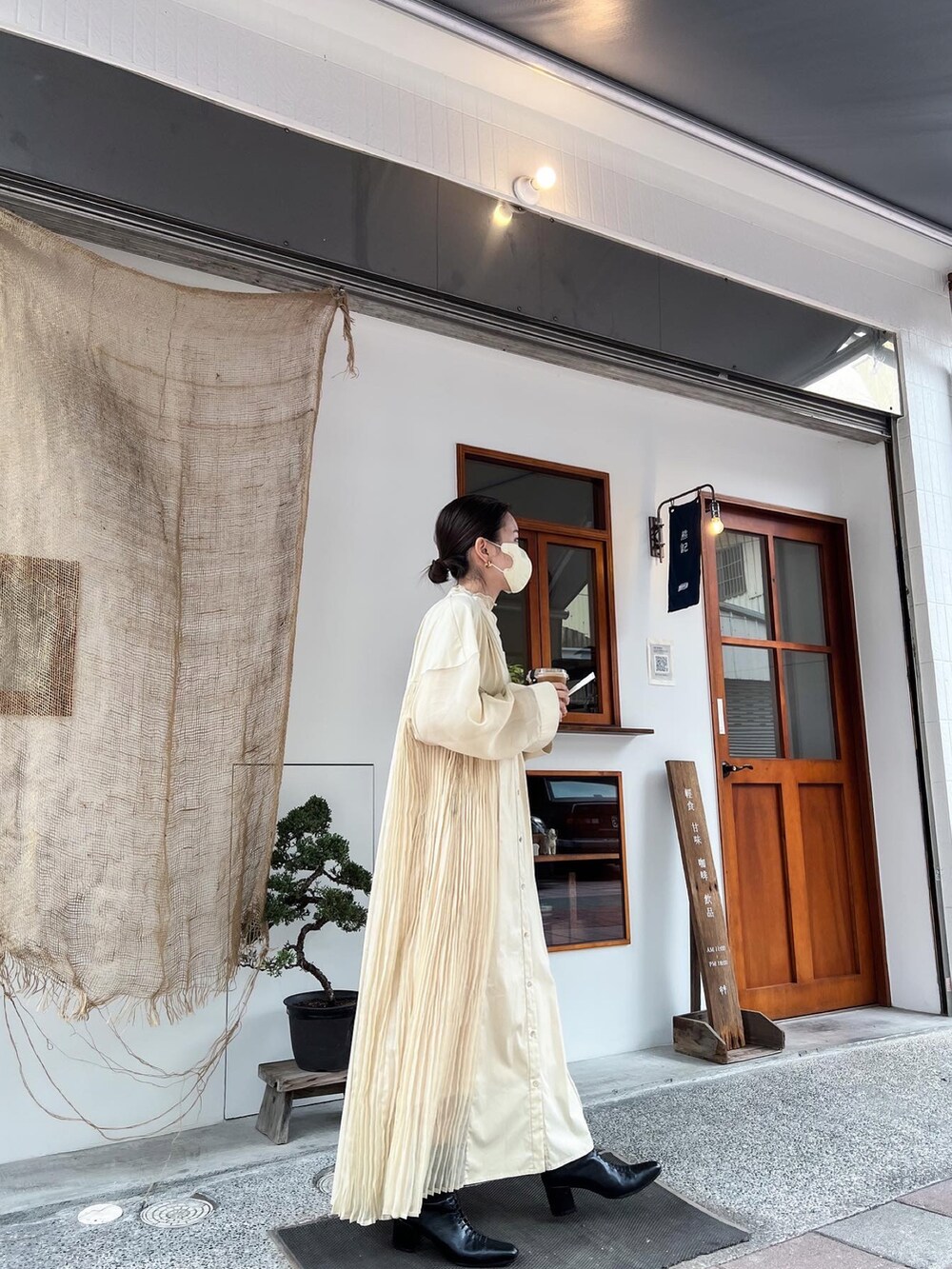 「etretokyo、CLANE、BOTTEGA VENETA」｜「ETRE TOKYOのシアーサイドプリーツワンピース（ワンピース、ベージュ系）」を使った、Jasmine:)さん（レディース・158cm）の春コーディネートの3枚目の写真