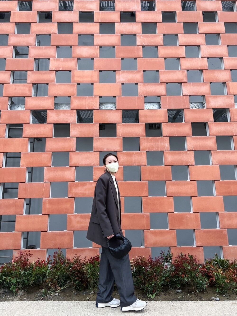 「CLANE、murphUK、mouggan、New Balance、BOTTEGA VENETA」｜「Murph UKのアイテム（テーラードジャケット、グレー系）」を使った、Jasmine:)さん（レディース・158cm）の春コーディネートの2枚目の写真