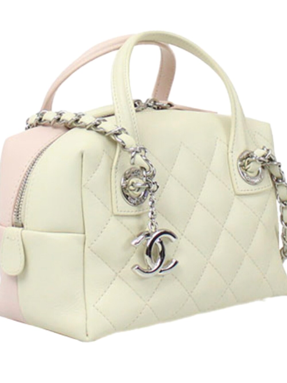 ピンク系のバッグ、ブラウン系のブーツ、ベージュ系のトレンチコートを着用したレディースの冬コーディネートの2枚目の写真