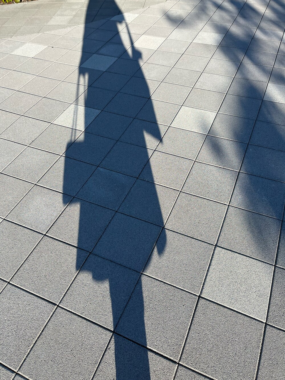 ホワイト系のショルダーバッグ、ホワイト系のスカート、グレー系のカーディガン/ボレロを着用したレディースの冬コーディネートの2枚目の写真