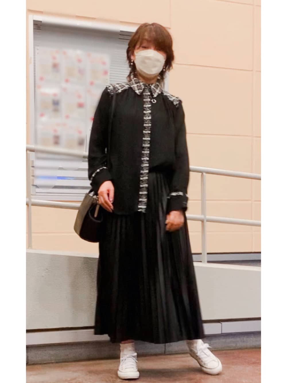 ブラック系のシャツ/ブラウス、ブラック系のその他アウター、ブラック系のスカートを着用したレディースの秋コーディネートの4枚目の写真