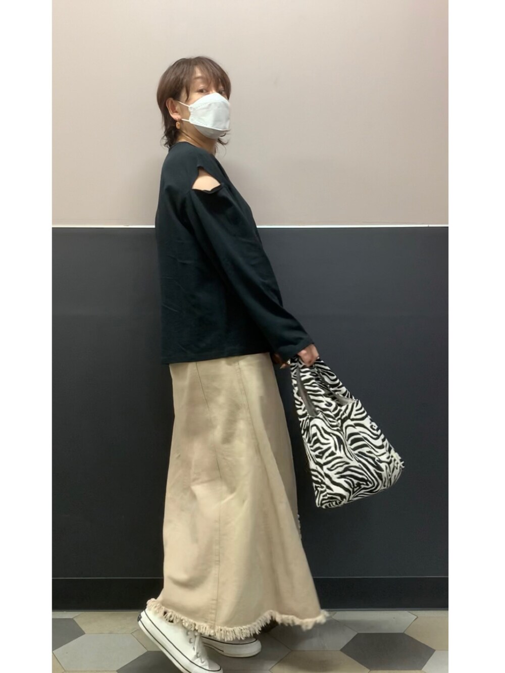 「秋ルック紹介するよ、プチプラコーデ、大人カジュアル、コンバース、休日スタイル、大人女子、アダルトおカワたん部、アラカン、ゼブラ柄、カットアウト」｜「GRLのアイテム（Tシャツ/カットソー、ブラック系）」を使った、hito さん（レディース・164cm）の秋コーディネートの3枚目の写真
