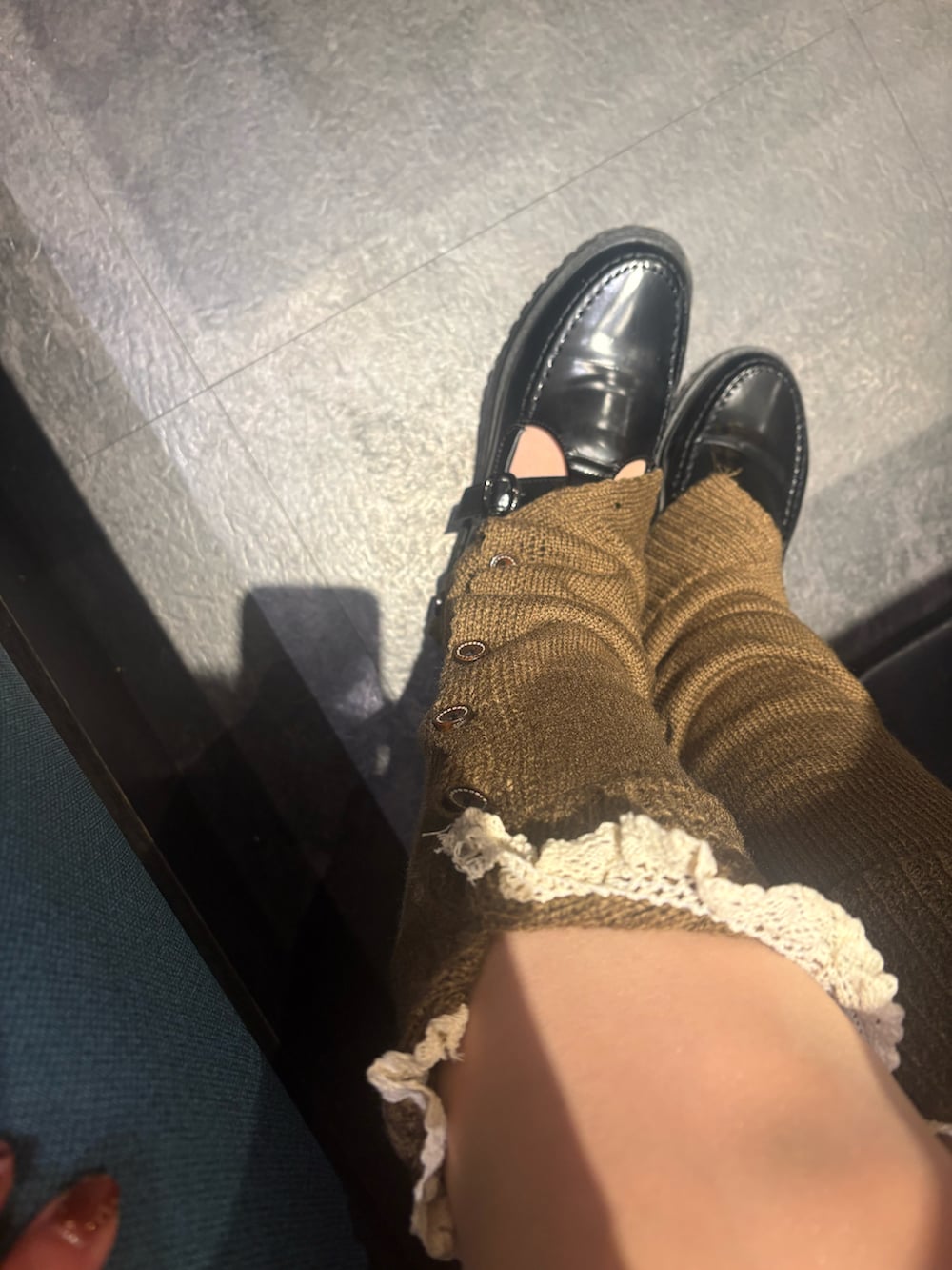 ベージュ系のテーラードジャケット、ブラック系のローファー、その他のショルダーバッグを着用したレディースの秋コーディネートの3枚目の写真