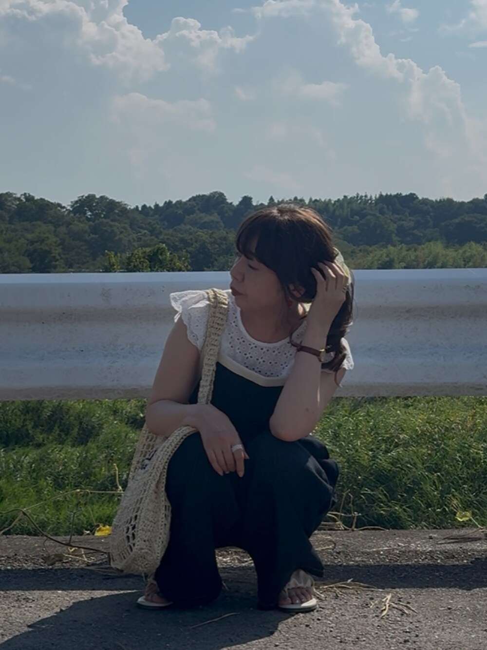 ホワイト系のトートバッグ、ホワイト系のシャツ/ブラウス、ブルー系のサロペット/オーバーオールを着用したレディースの夏コーディネートの2枚目の写真