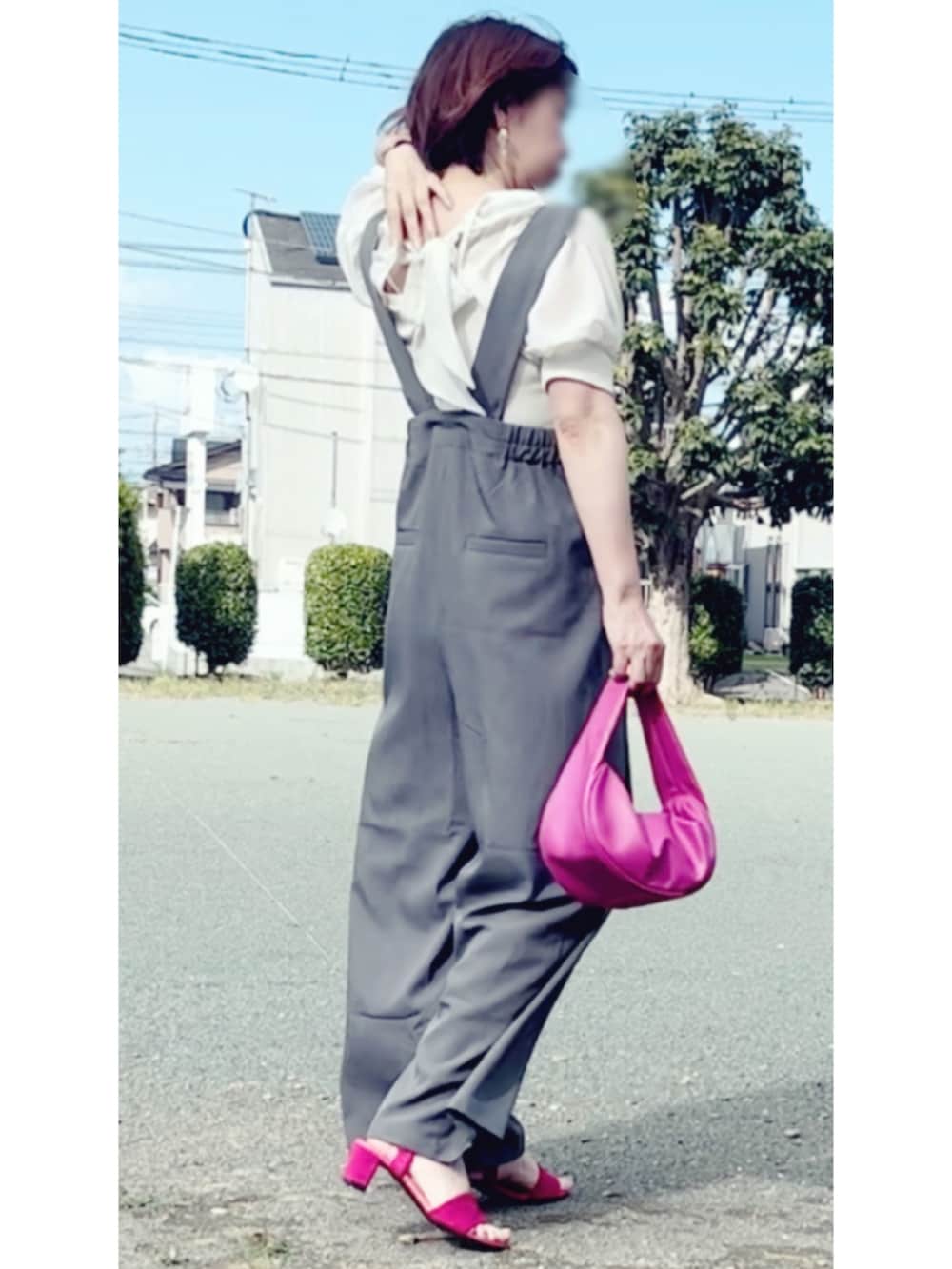 グレー系のサロペット/オーバーオール、ホワイト系のトップス、ピンク系のハンドバッグを着用したレディースの夏コーディネートの2枚目の写真