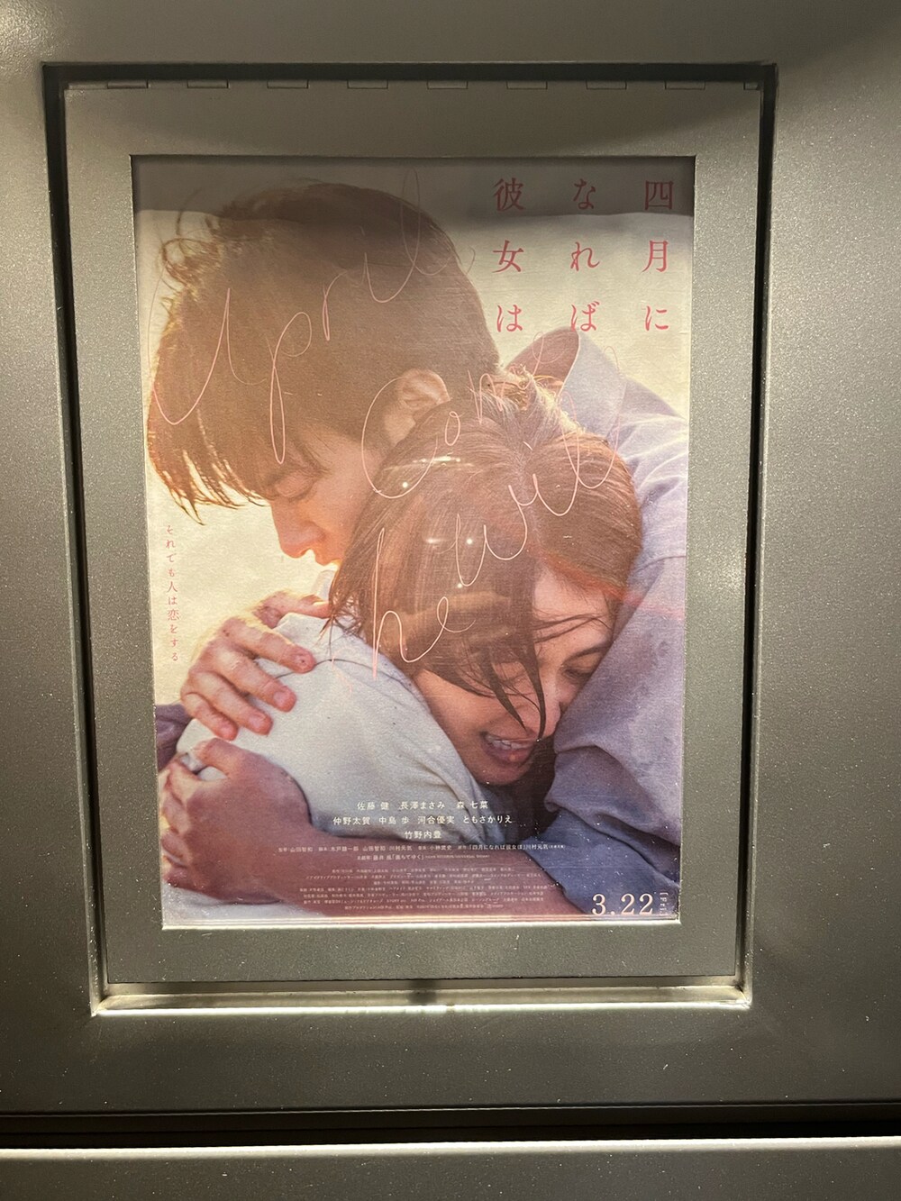 オレンジ系のトートバッグ、ブルー系のデニムスカート、グレー系のTシャツ/カットソーを着用したレディースの春コーディネートの3枚目の写真