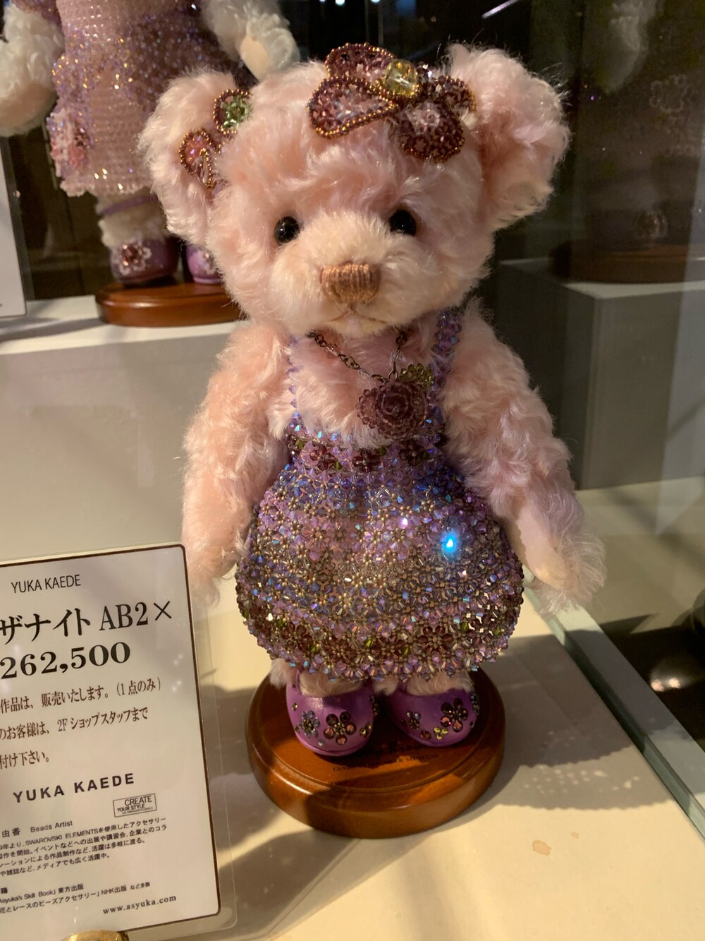 ピンク系のバッグ、ブルー系のニット/セーター、ブラウン系のワンピース/ドレスを着用したレディースの冬コーディネートの2枚目の写真