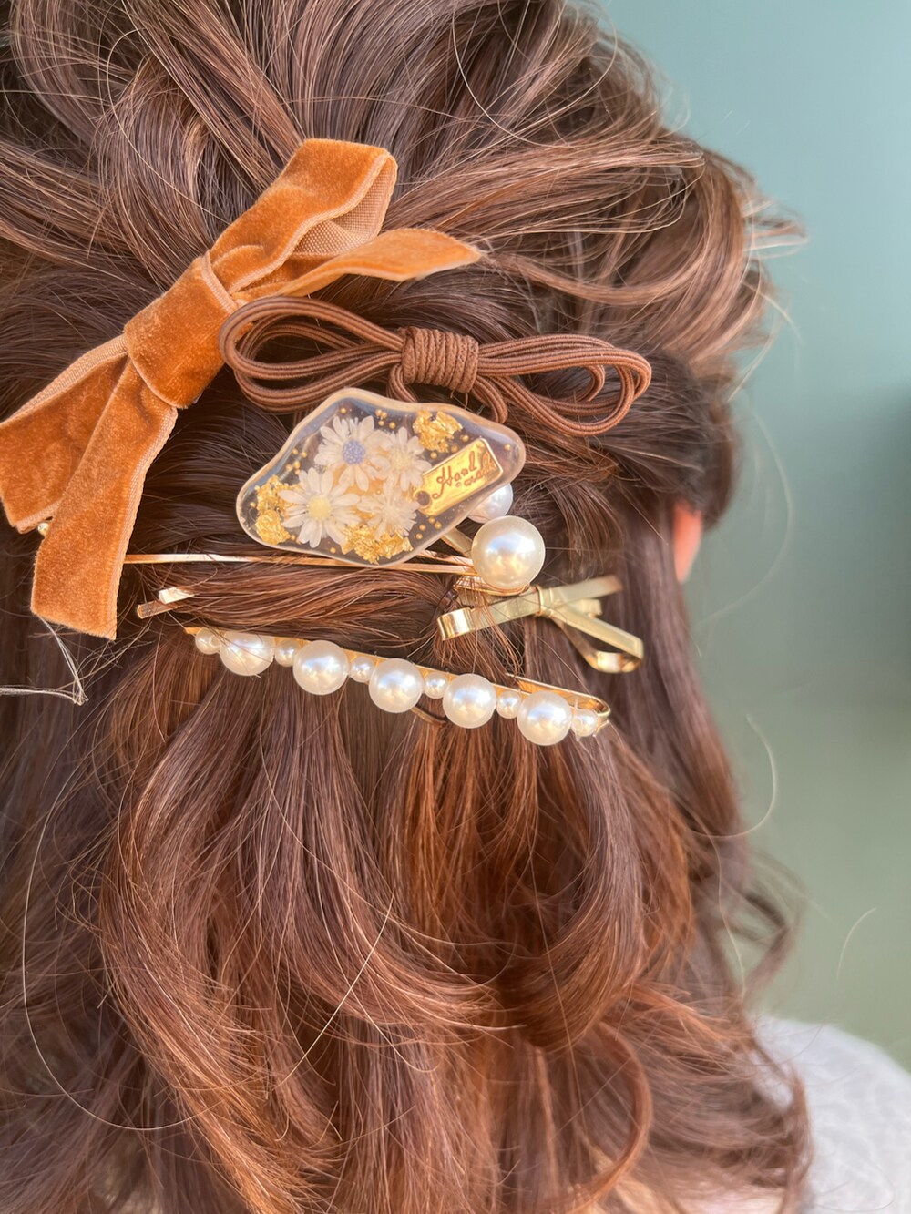 ホワイト系のショルダーバッグ、ホワイト系のスカート、グレー系のカーディガン/ボレロを着用したレディースの冬コーディネートの3枚目の写真