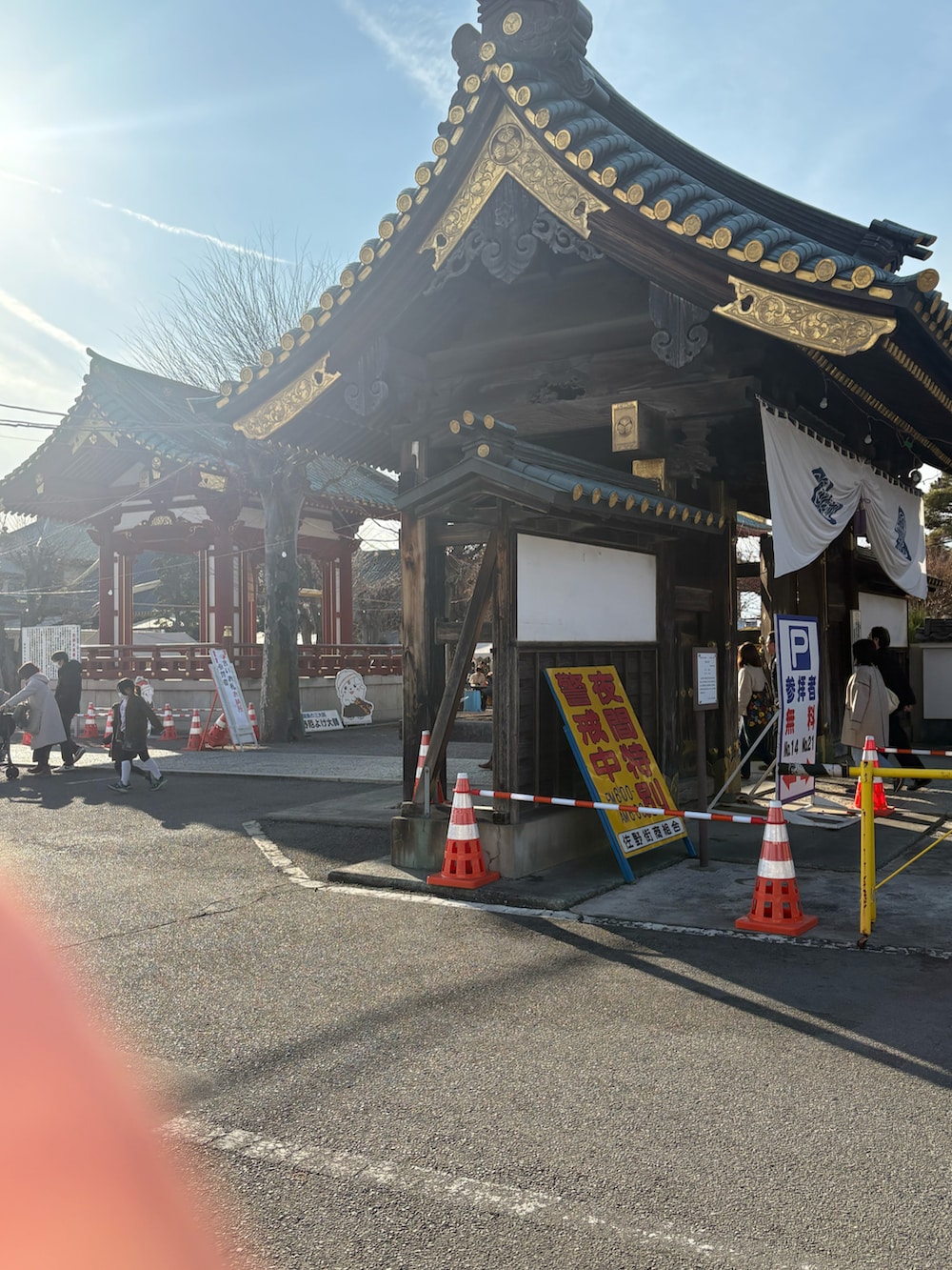 イエロー系のノーカラージャケット、ブラウン系のショルダーバッグ、ブラウン系のブーツを着用したレディースの冬コーディネートの2枚目の写真