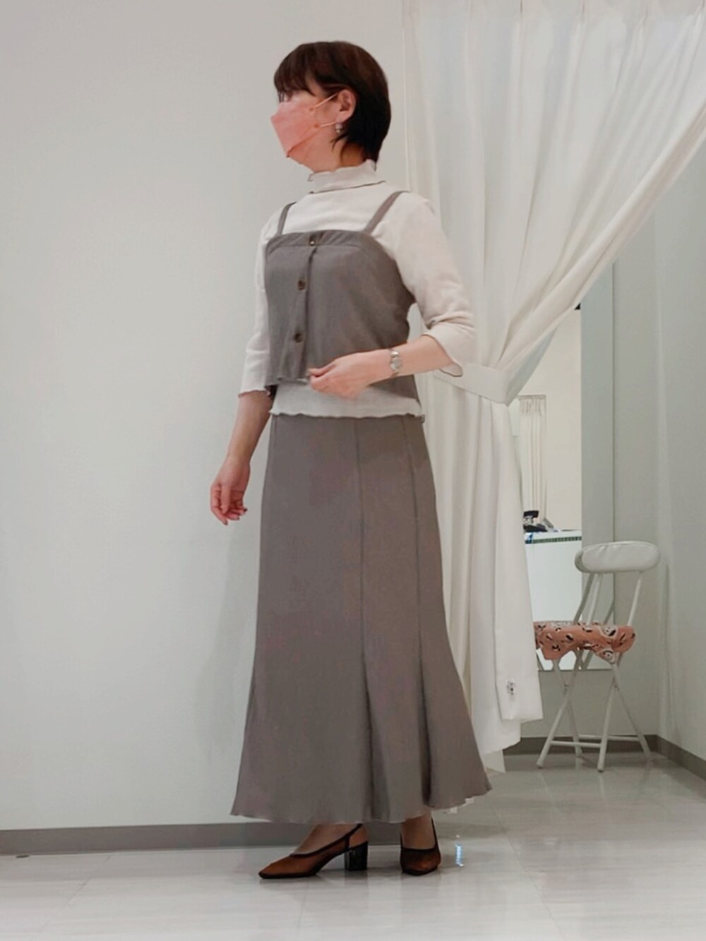 ブラウン系のサンダル、ベージュ系のシャツ/ブラウス、ブラウン系のセットアップを着用したレディースの春コーディネートの2枚目の写真