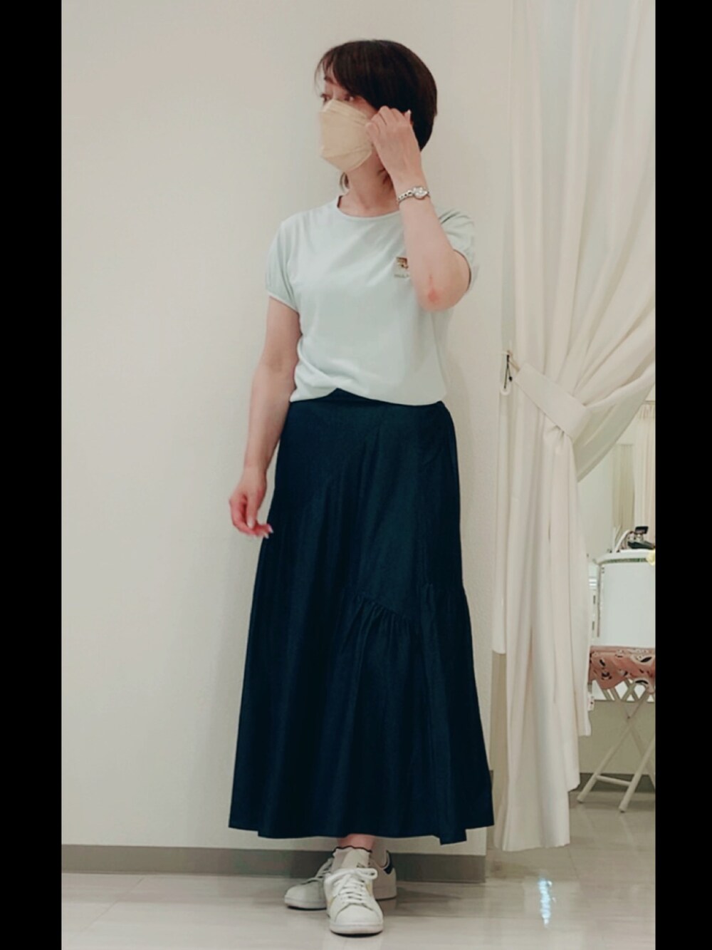 ブルー系のスカート、イエロー系のカーディガン/ボレロ、ブルー系のTシャツ/カットソーを着用したレディースの夏コーディネートの2枚目の写真