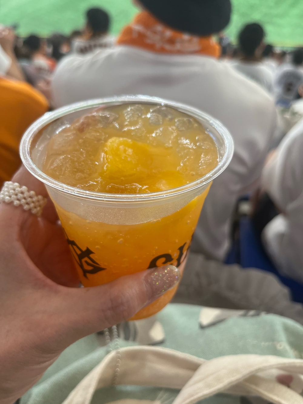 グリーン系のシャツ/ブラウス、ブラック系のタンクトップ、グレー系のスカートを着用したレディースの夏コーディネートの3枚目の写真