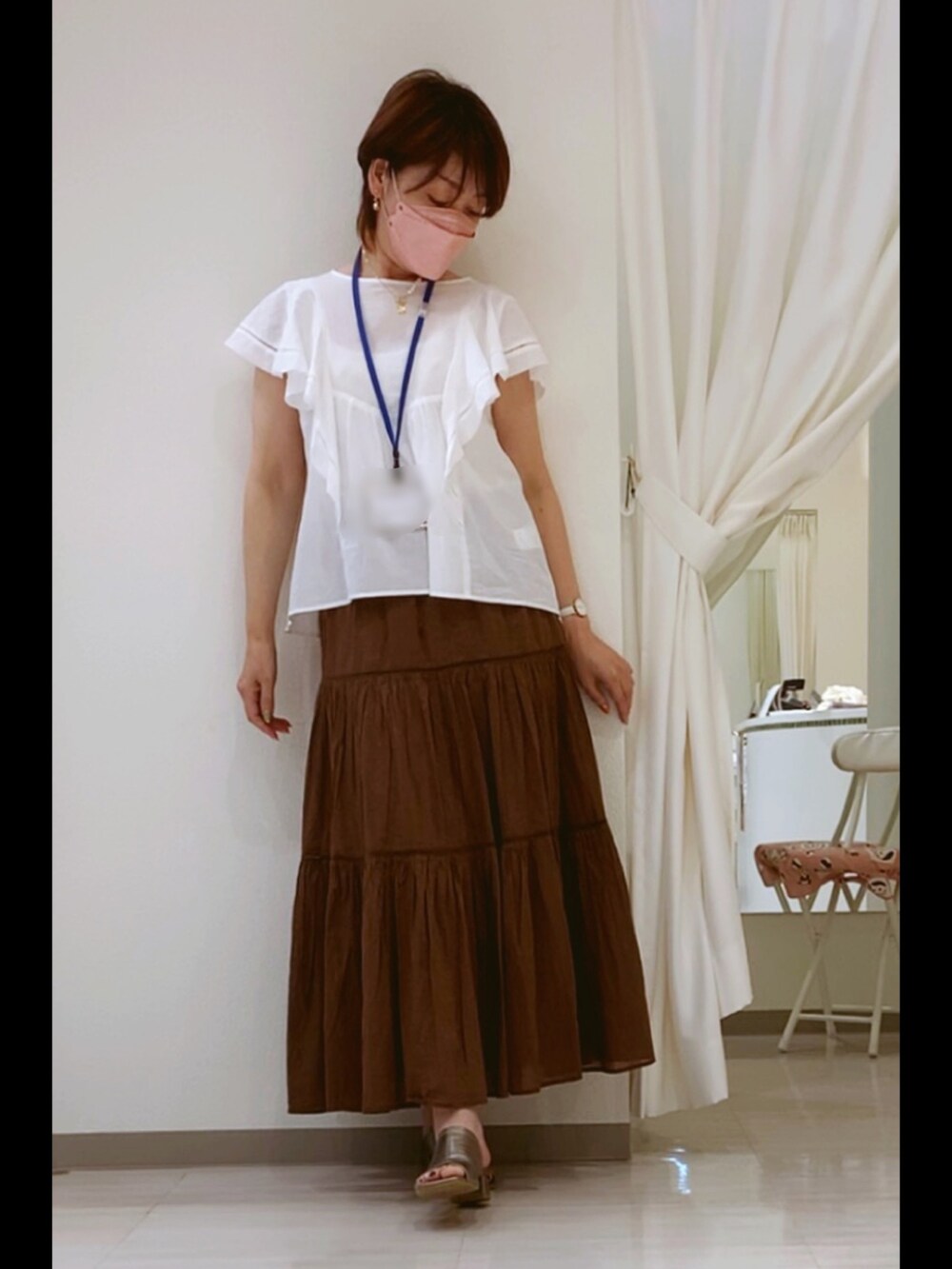 その他のサンダル、ホワイト系のシャツ/ブラウス、ブラウン系のスカートを着用したレディースの春コーディネートの2枚目の写真