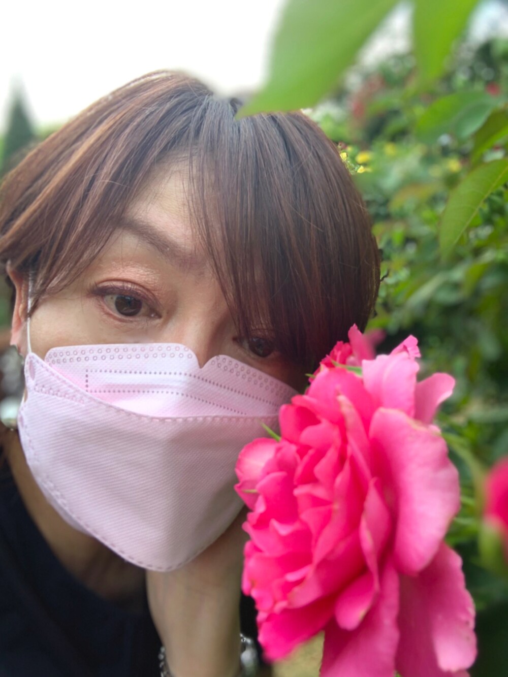 ブラック系のサンダル、ブラウン系のかごバッグ、パープル系のその他を着用したレディースの夏コーディネートの3枚目の写真