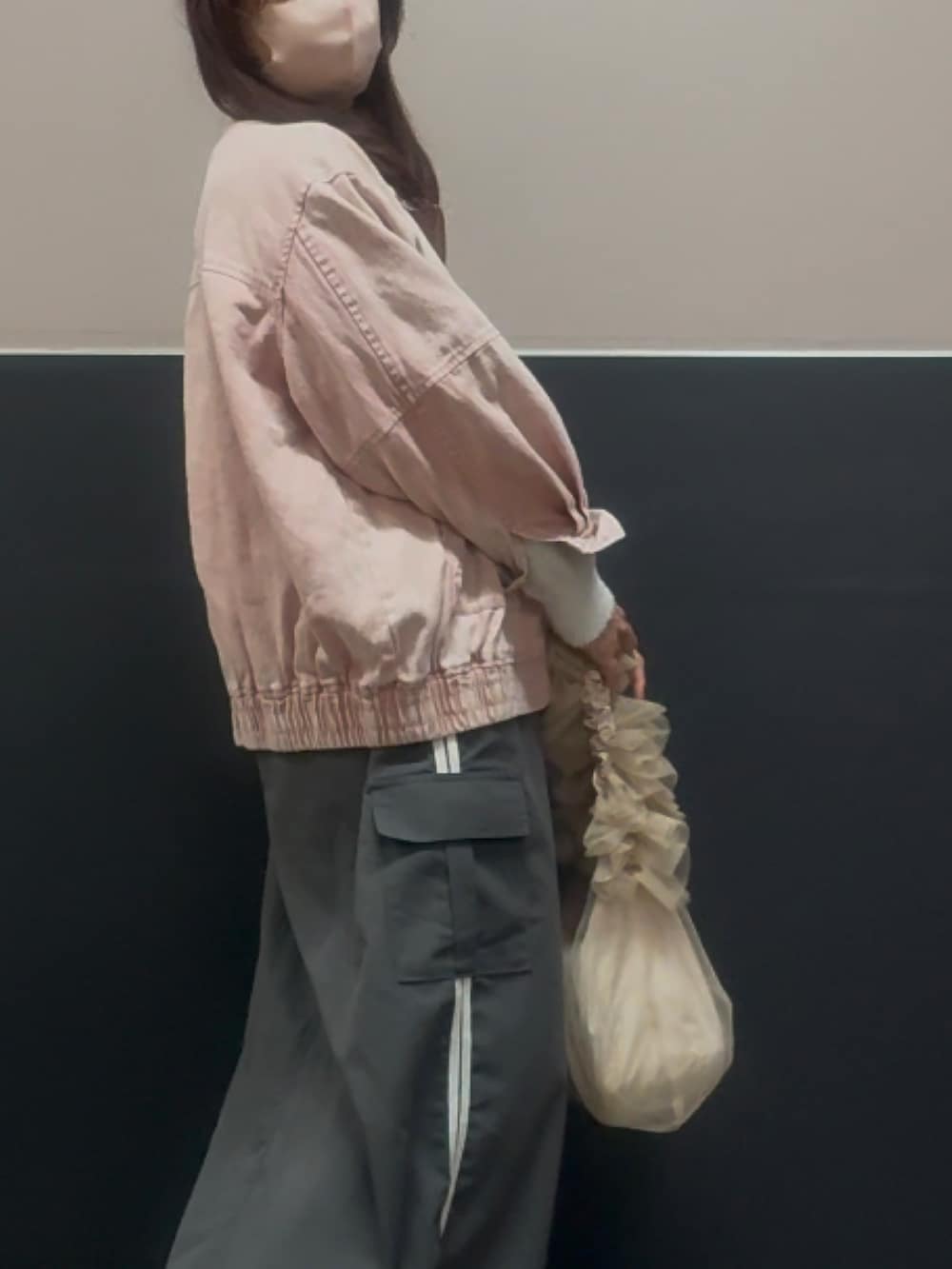 「春色、デニムジャケット、ピンク、1人ピンクフェス、大人女子、アラカン、58歳、バルーンカーゴラインスカート、チュールシャーリングバッグ、コンバース」｜「しまむらのアイテム（ニット/セーター、ホワイト系）」を使った、hito さん（レディース・164cm）の春コーディネートの2枚目の写真