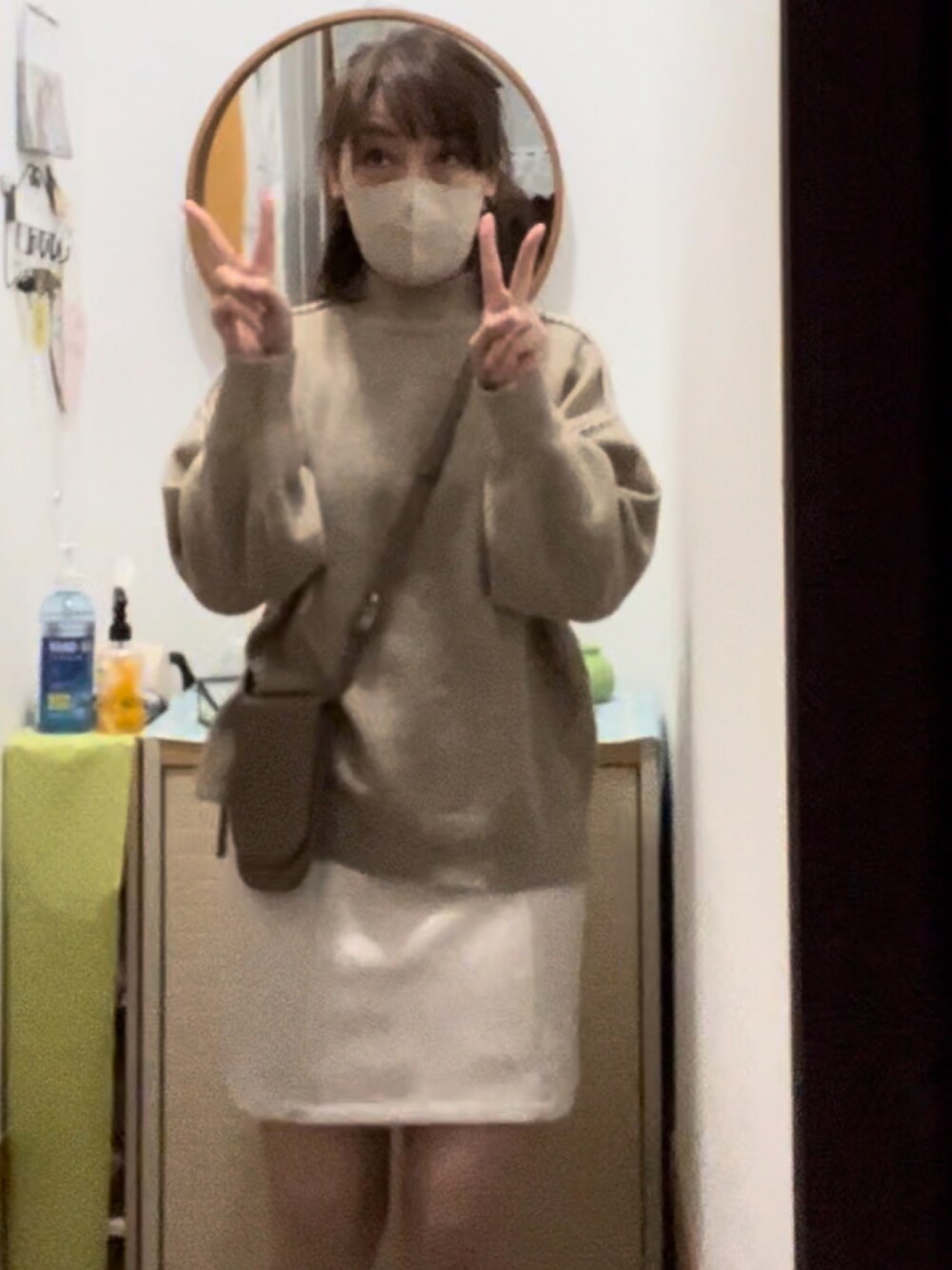 ブラウン系のブーツ、ホワイト系のスカート、ブラウン系のソックス/靴下を着用したレディースの冬コーディネートの2枚目の写真