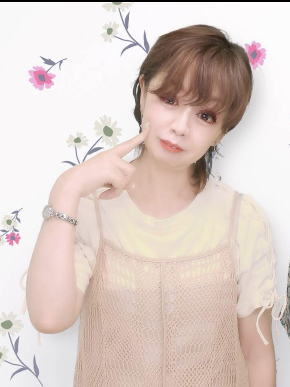 グリーン系のサンダル、ベージュ系のサロペット/オーバーオール、グリーン系のTシャツ/カットソーを着用したレディースの夏コーディネートの2枚目の写真