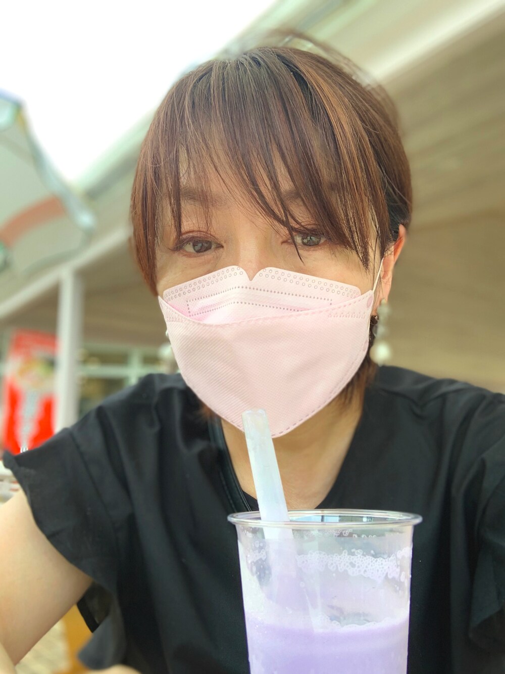 ブラック系のサンダル、ブラウン系のかごバッグ、パープル系のその他を着用したレディースの夏コーディネートの4枚目の写真