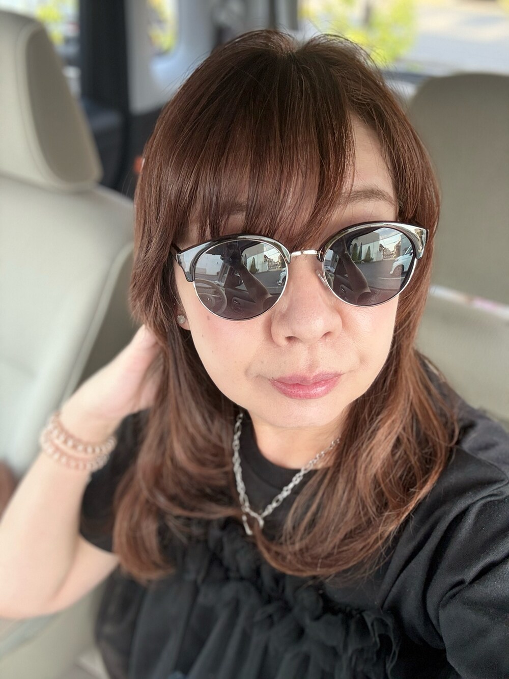 ブラック系のシャツ/ブラウス、ブルー系のデニムパンツ、ブラウン系のトートバッグを着用したレディースの春コーディネートの2枚目の写真