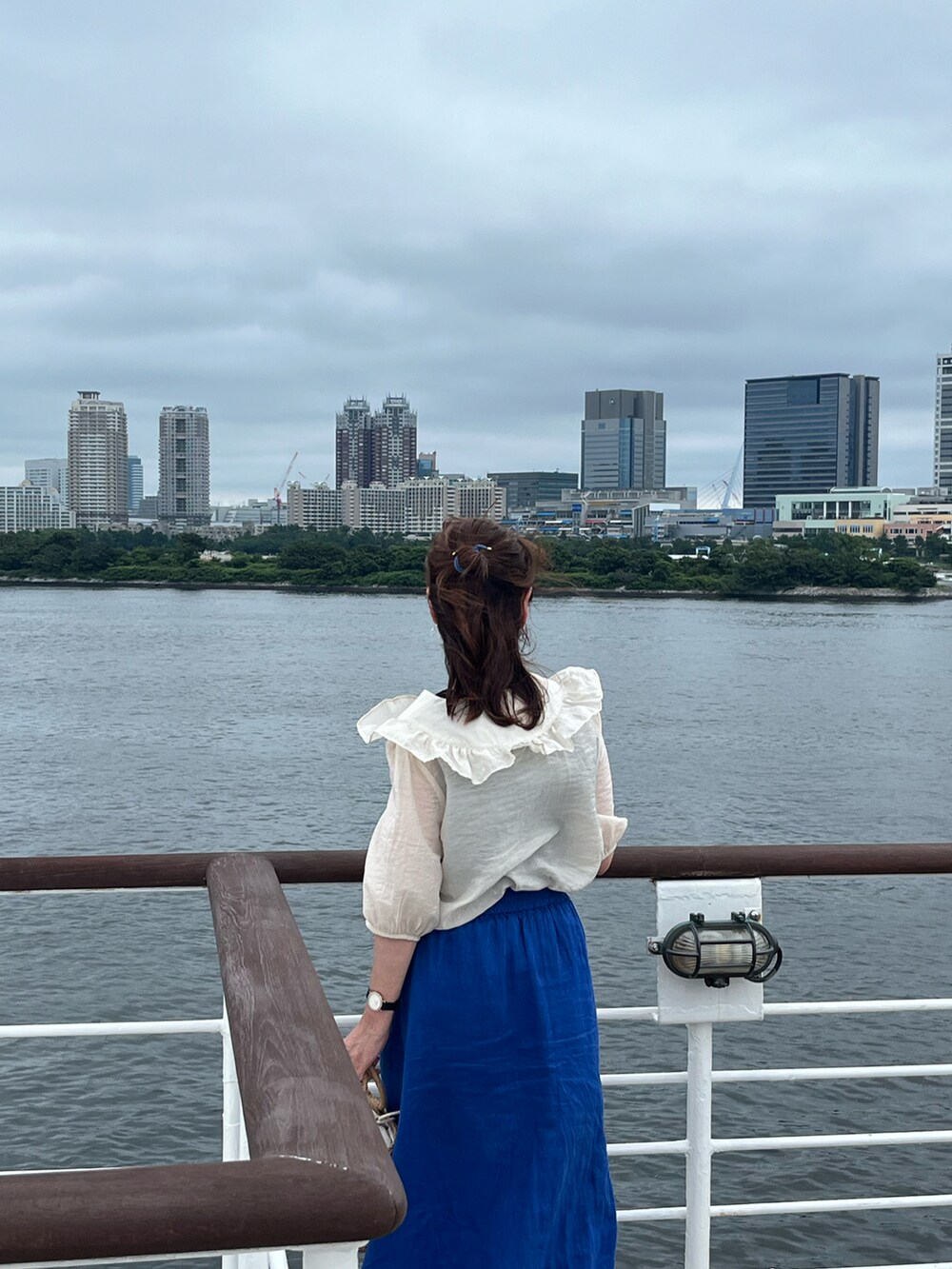 ホワイト系のシャツ/ブラウス、その他のスカート、ブラック系のサンダルを着用したレディースの夏コーディネートの2枚目の写真