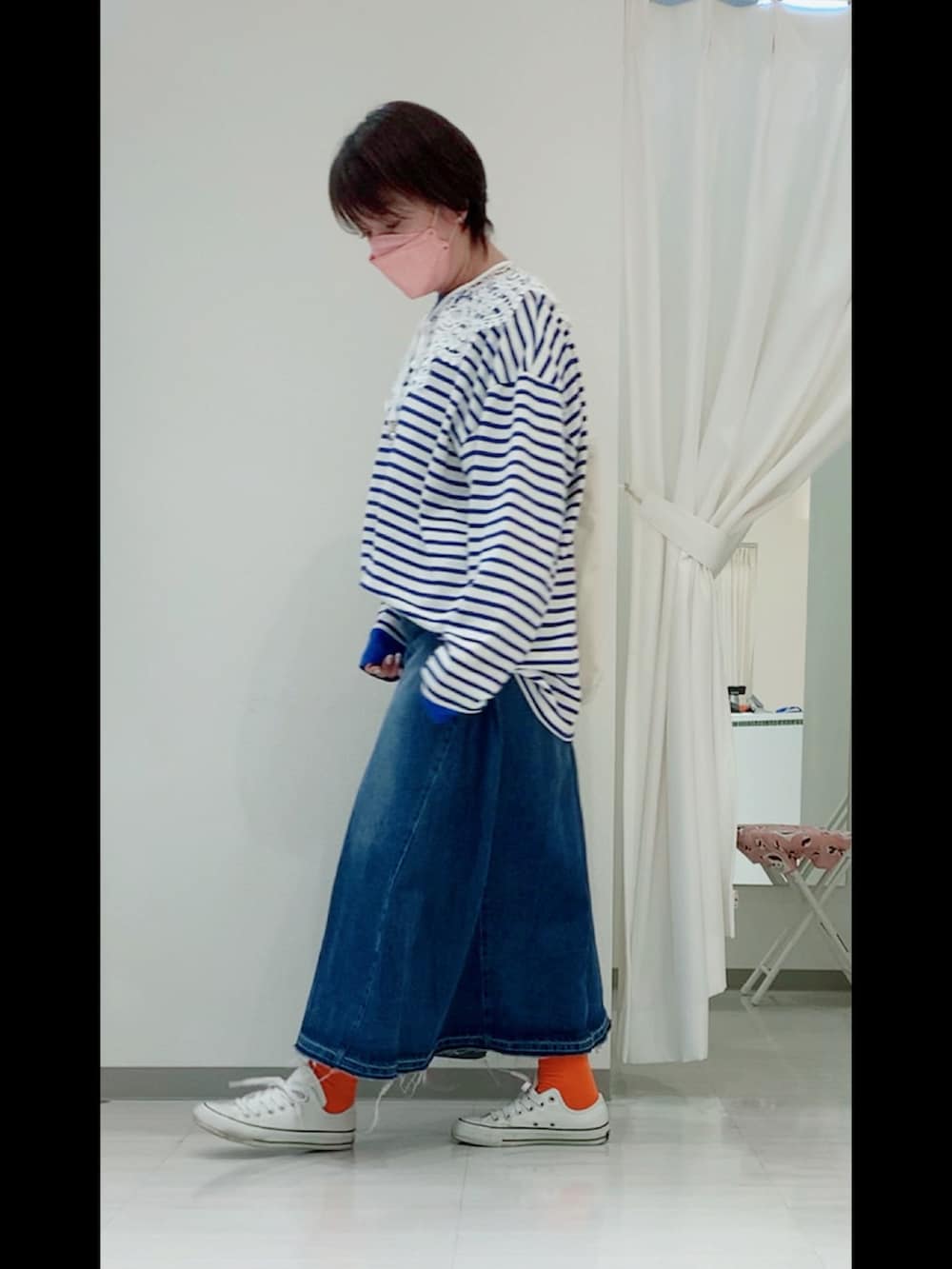 ブルー系のTシャツ/カットソー、ブルー系のデニムスカート、ホワイト系のスニーカーを着用したレディースの春コーディネートの4枚目の写真