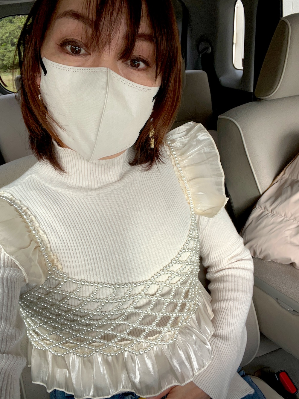 ホワイト系のその他トップス、ブルー系のデニムパンツ、ブラック系のドレスシューズを着用したレディースの秋コーディネートの4枚目の写真