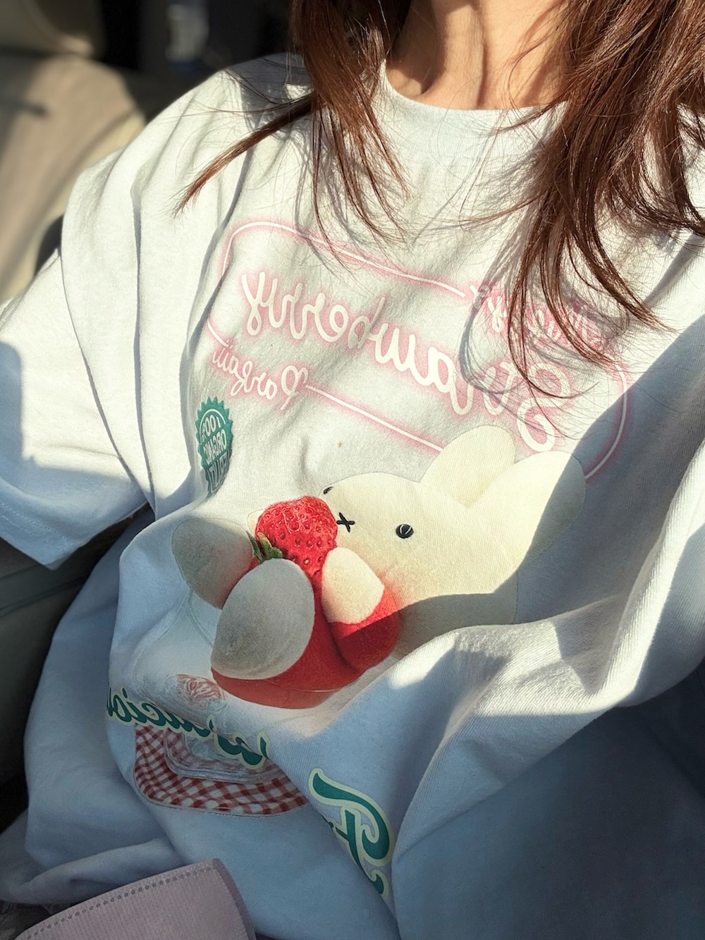 ピンク系のスカート、ブルー系のTシャツ/カットソー、ホワイト系のサンダルを着用したレディースの春コーディネートの2枚目の写真