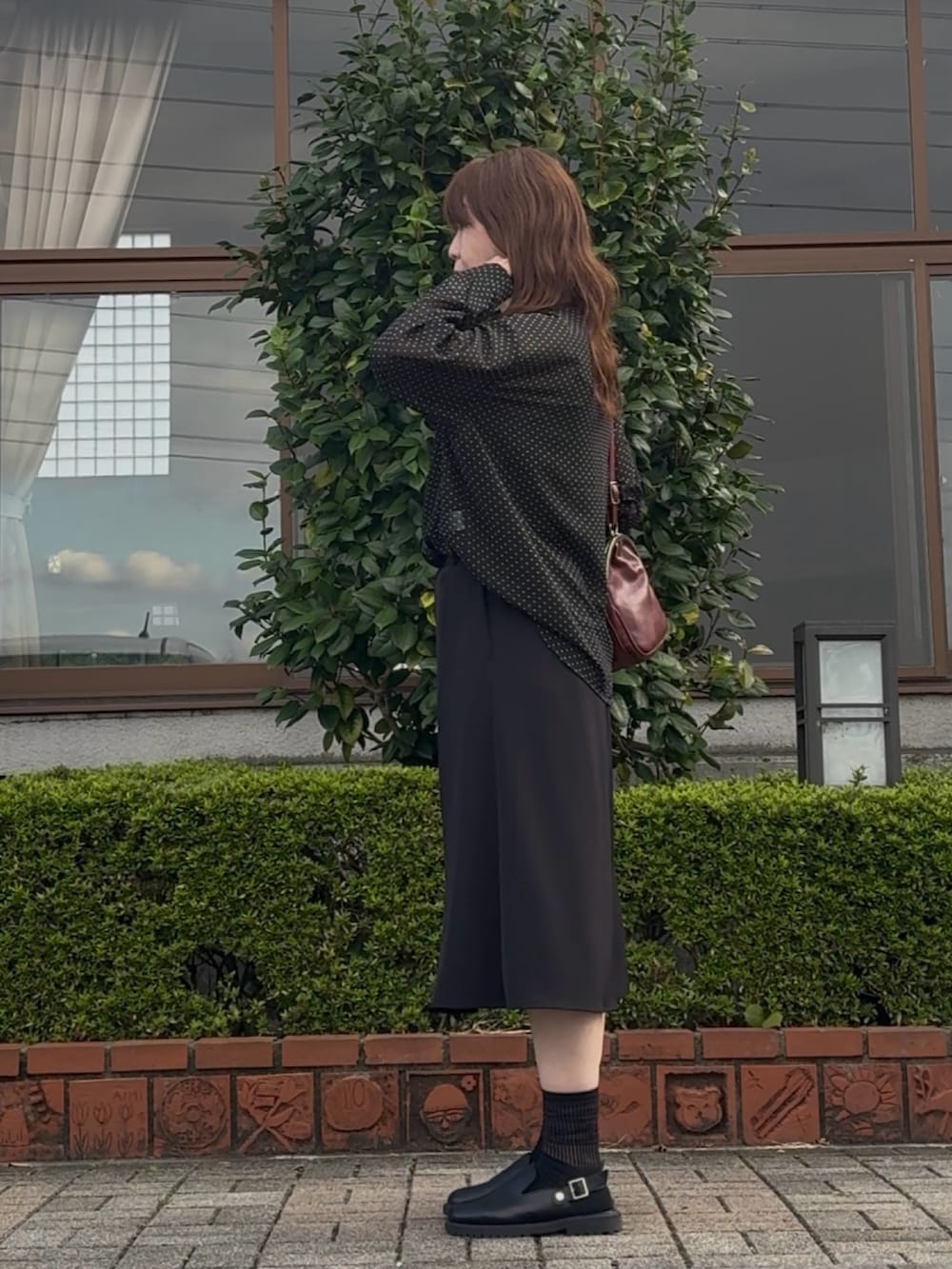 ブラック系のサンダル、ブラック系のシャツ/ブラウス、ブラック系のその他パンツを着用したレディースの秋コーディネートの2枚目の写真