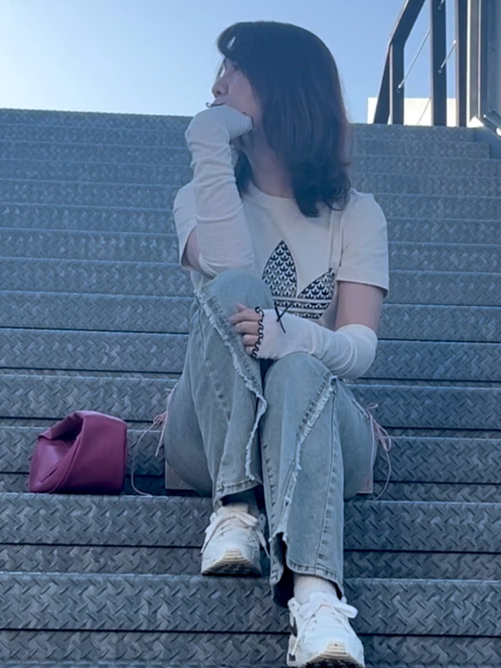 ホワイト系のTシャツ/カットソー、ブルー系のデニムパンツ、ホワイト系のスニーカーを着用したレディースの春コーディネートの4枚目の写真