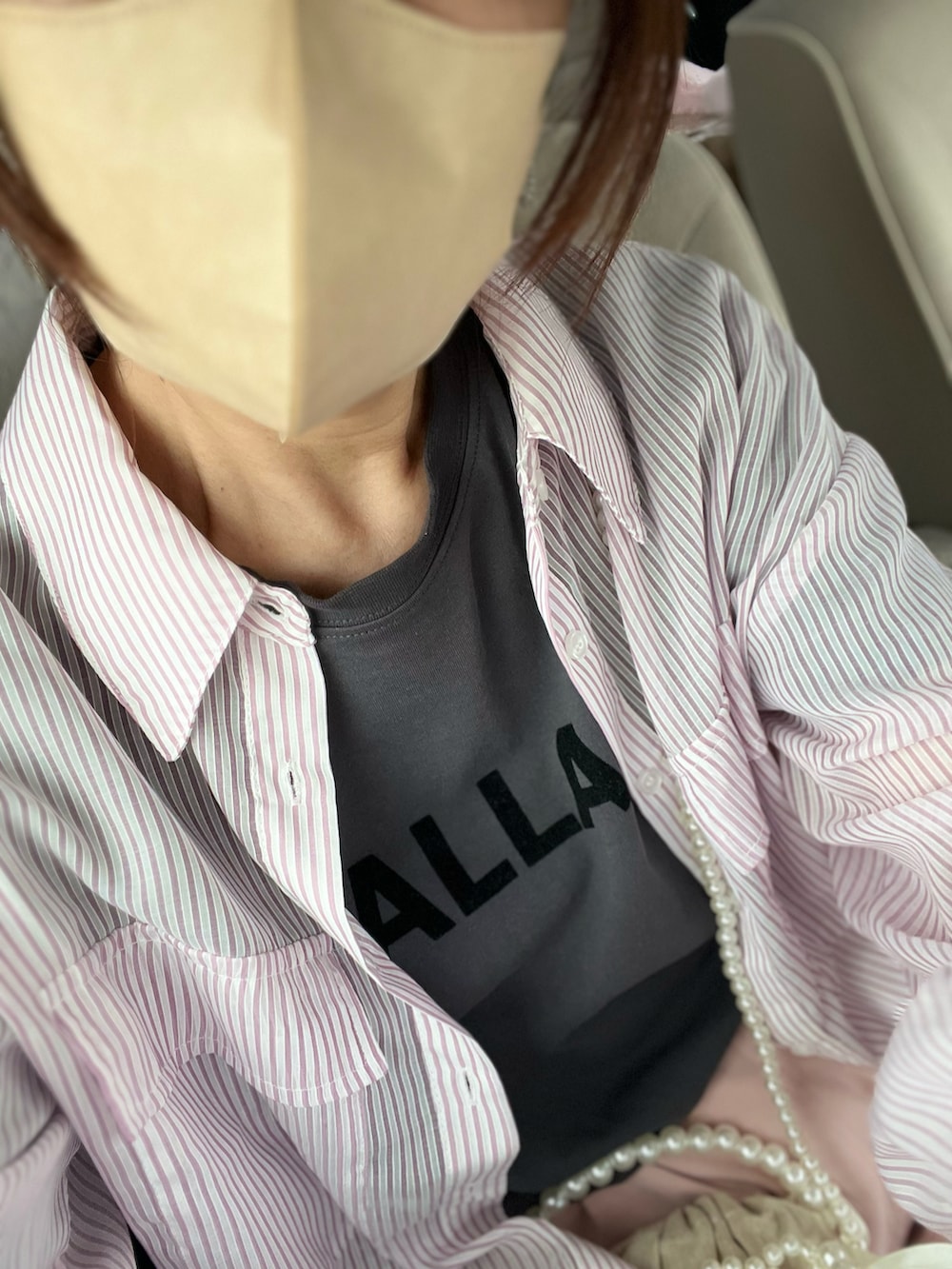 ピンク系のカーゴパンツ、ピンク系のシャツ/ブラウス、グレー系のTシャツ/カットソーを着用したレディースの春コーディネートの3枚目の写真