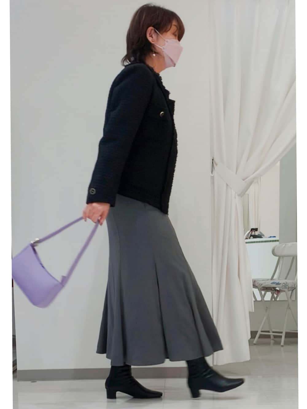 ブラック系のその他アウター、パープル系のハンドバッグ、グレー系のスカートを着用したレディースの秋コーディネートの2枚目の写真