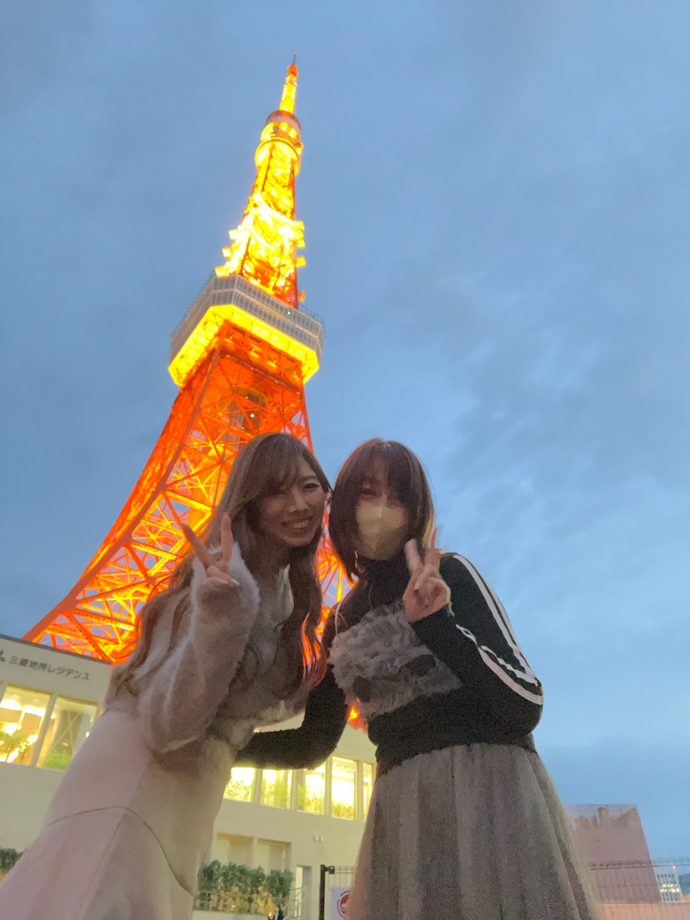 ブルー系のカーディガン/ボレロを着用したレディースの春コーディネートの3枚目の写真