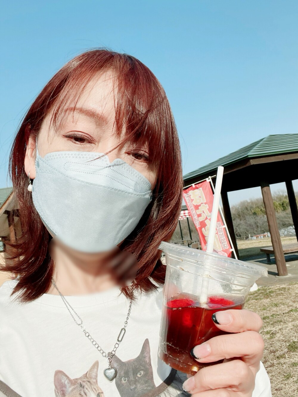 ブラック系のトートバッグ、グレー系のワンピース、ホワイト系のTシャツ/カットソーを着用したレディースの春コーディネートの3枚目の写真