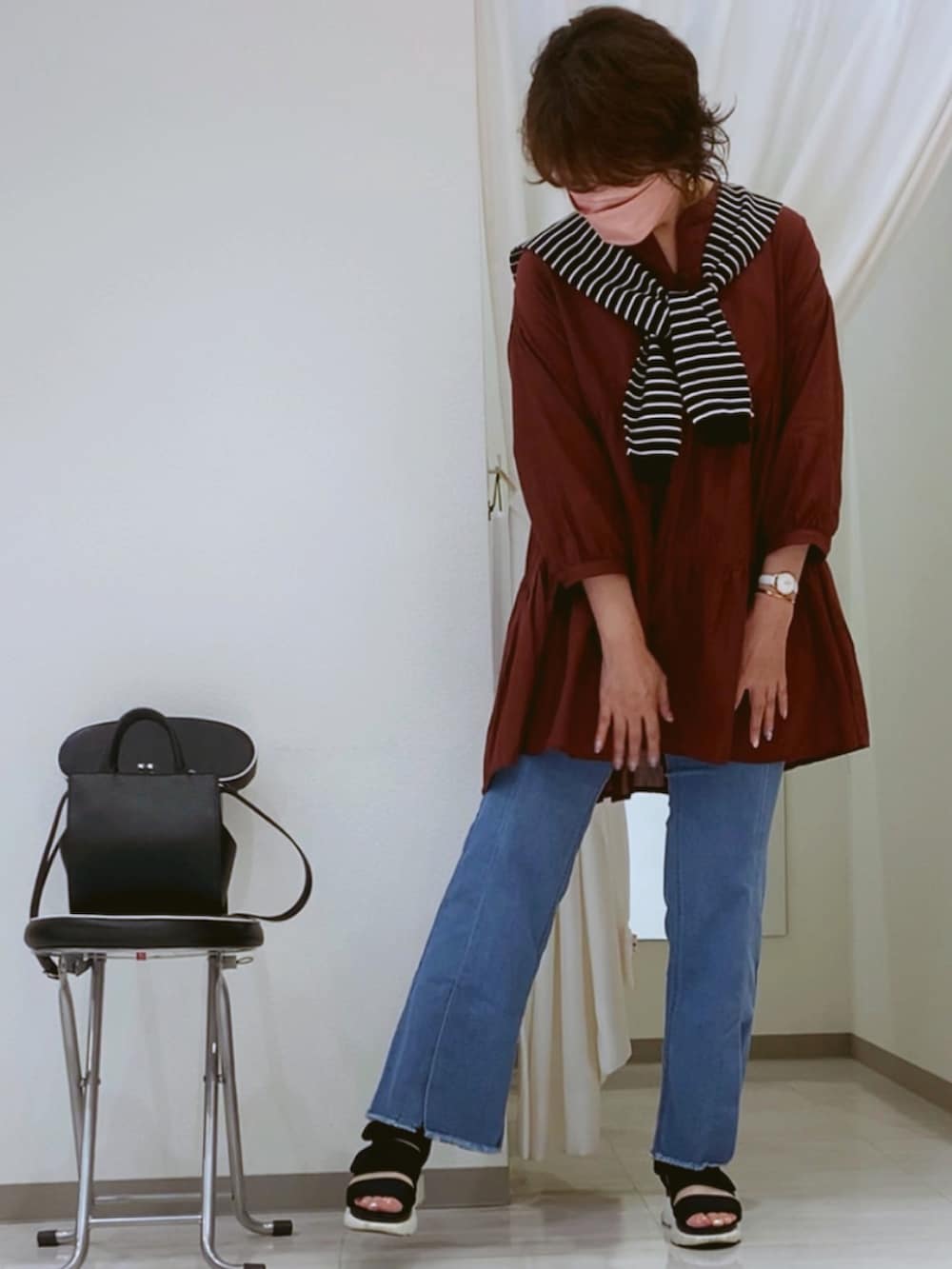 ブルー系のデニムパンツ、ブラック系のショルダーバッグ、ブラウン系のシャツ/ブラウスを着用したレディースの秋コーディネートの3枚目の写真