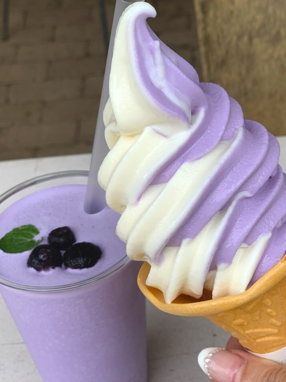 ブラック系のサンダル、ブラウン系のかごバッグ、パープル系のその他を着用したレディースの夏コーディネートの5枚目の写真