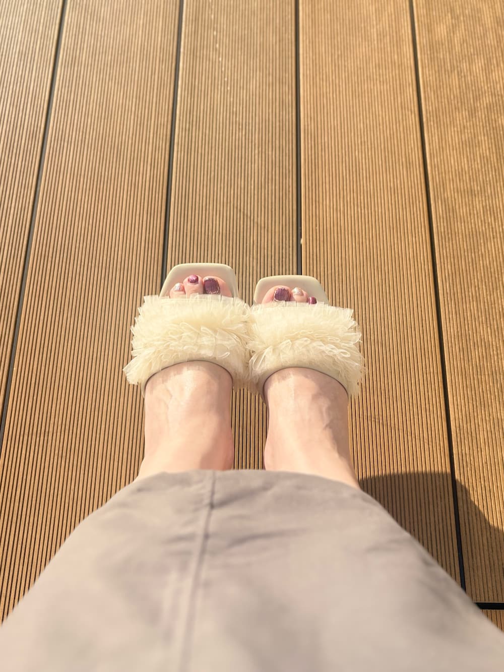 グレー系のキャミソール、ホワイト系のサンダル、グレー系のスカートを着用したレディースの春コーディネートの3枚目の写真