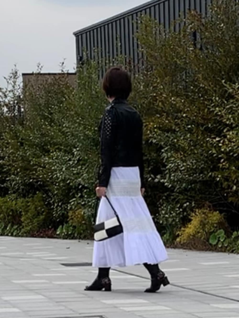 「春夏コーデ、ライダースジャケット、甘辛ミックス、休日スタイル、ティアードスカート、レース、ブーツサンダル、アラカン、レース靴下、サンダルに靴下、ショートブーツ、モノトーン、いまどきジャケット写真」｜「JOINT WORKSのアイテム（ライダースジャケット、ブラック系）」を使った、hito さん（レディース・164cm）の春コーディネートの2枚目の写真