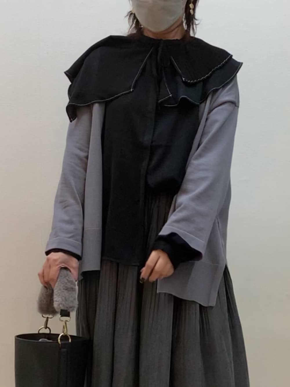 ブラック系のシャツ/ブラウス、ブラック系のブーツ、グレー系のカーディガン/ボレロを着用したレディースの秋コーディネートの2枚目の写真