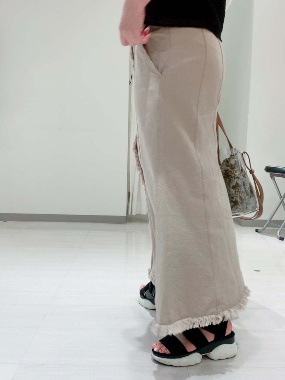 ベージュ系のデニムスカート、ブラック系のシャツ/ブラウス、その他のトートバッグを着用したレディースの夏コーディネートの4枚目の写真