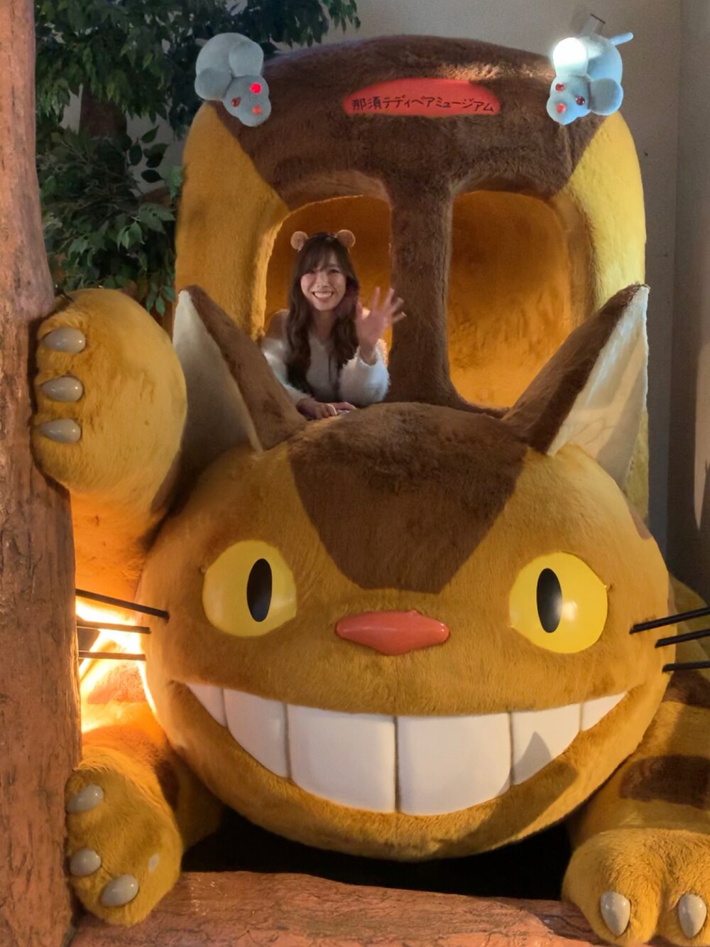 ブラウン系のワンピース/ドレス、ブルー系のニット/セーター、ピンク系のライダースジャケットを着用したレディースの冬コーディネートの4枚目の写真