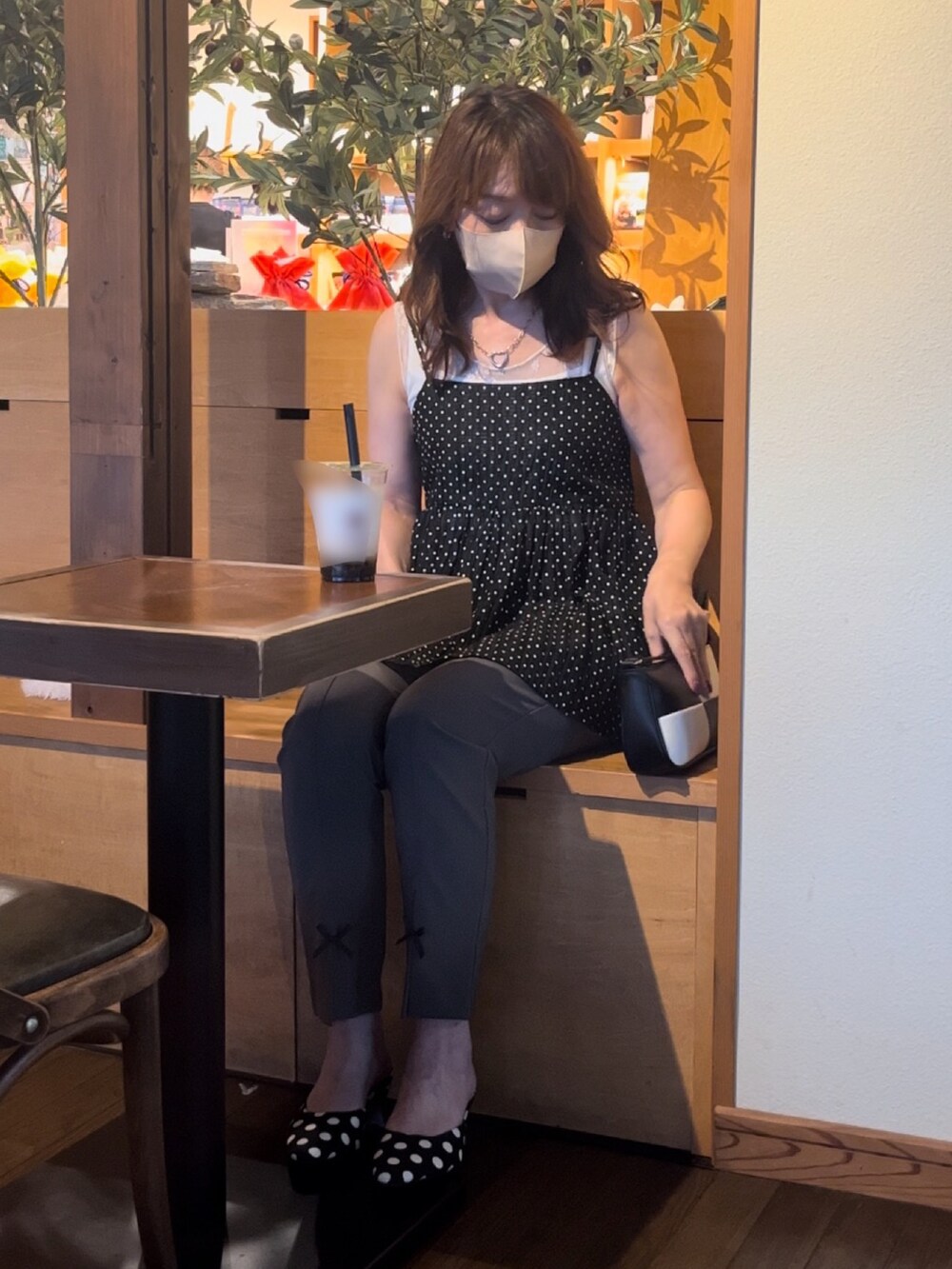 ホワイト系のキャミソール、グレー系のその他パンツ、ブラック系のサンダルを着用したレディースの秋コーディネートの3枚目の写真