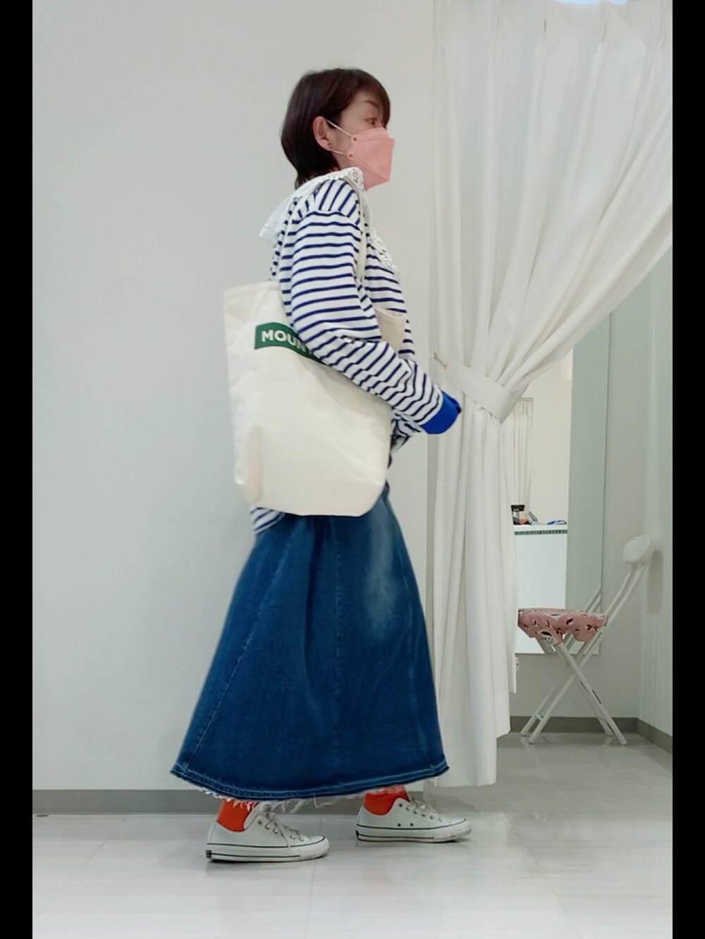 ブルー系のTシャツ/カットソー、ブルー系のデニムスカート、ホワイト系のスニーカーを着用したレディースの春コーディネートの3枚目の写真