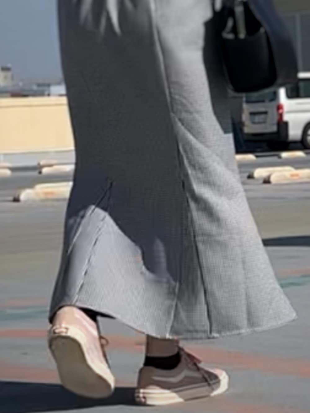 ピンク系のスニーカー、ブラック系のスカート、ブラック系のカーディガン/ボレロを着用したレディースの春コーディネートの3枚目の写真