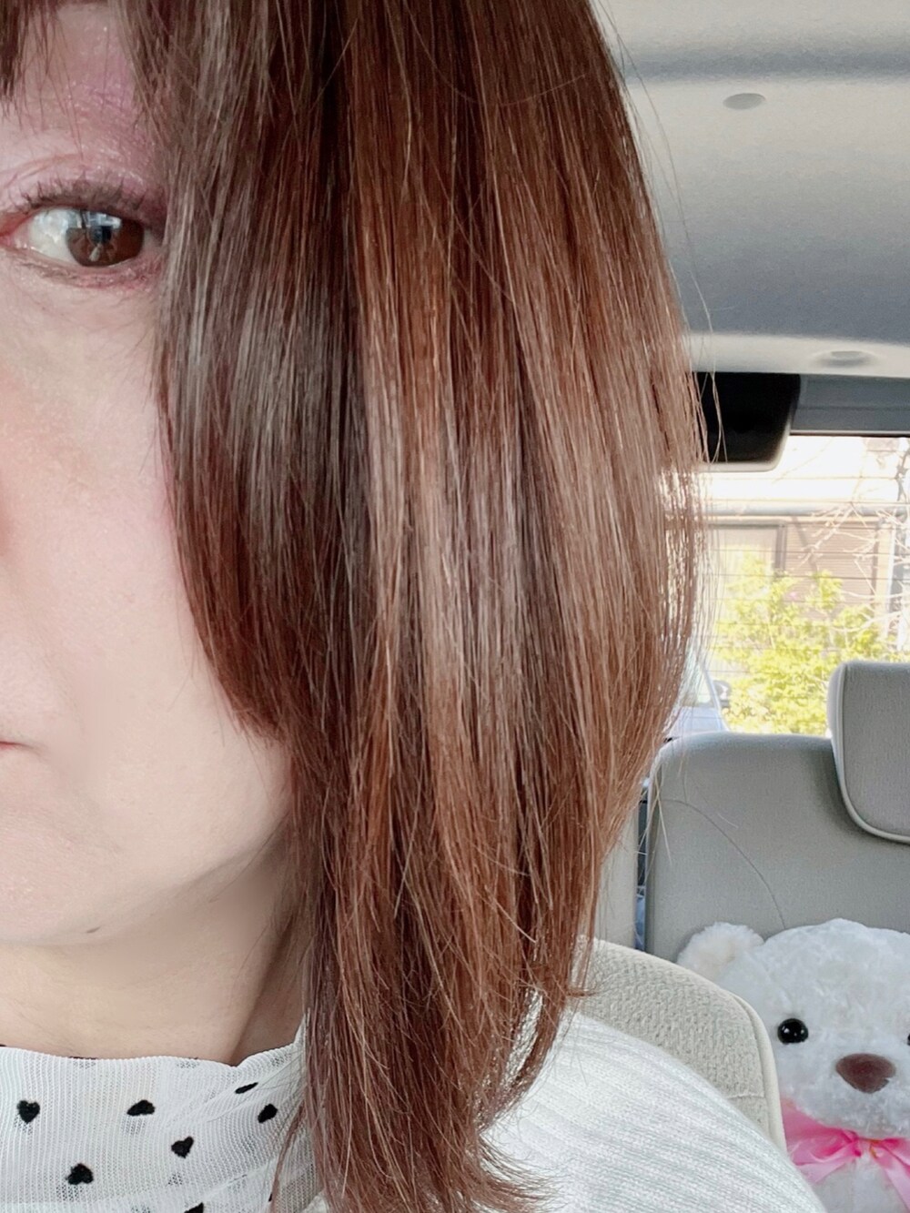 ホワイト系のブーツ、ホワイト系のニット/セーター、ホワイト系のシャツ/ブラウスを着用したレディースの冬コーディネートの3枚目の写真