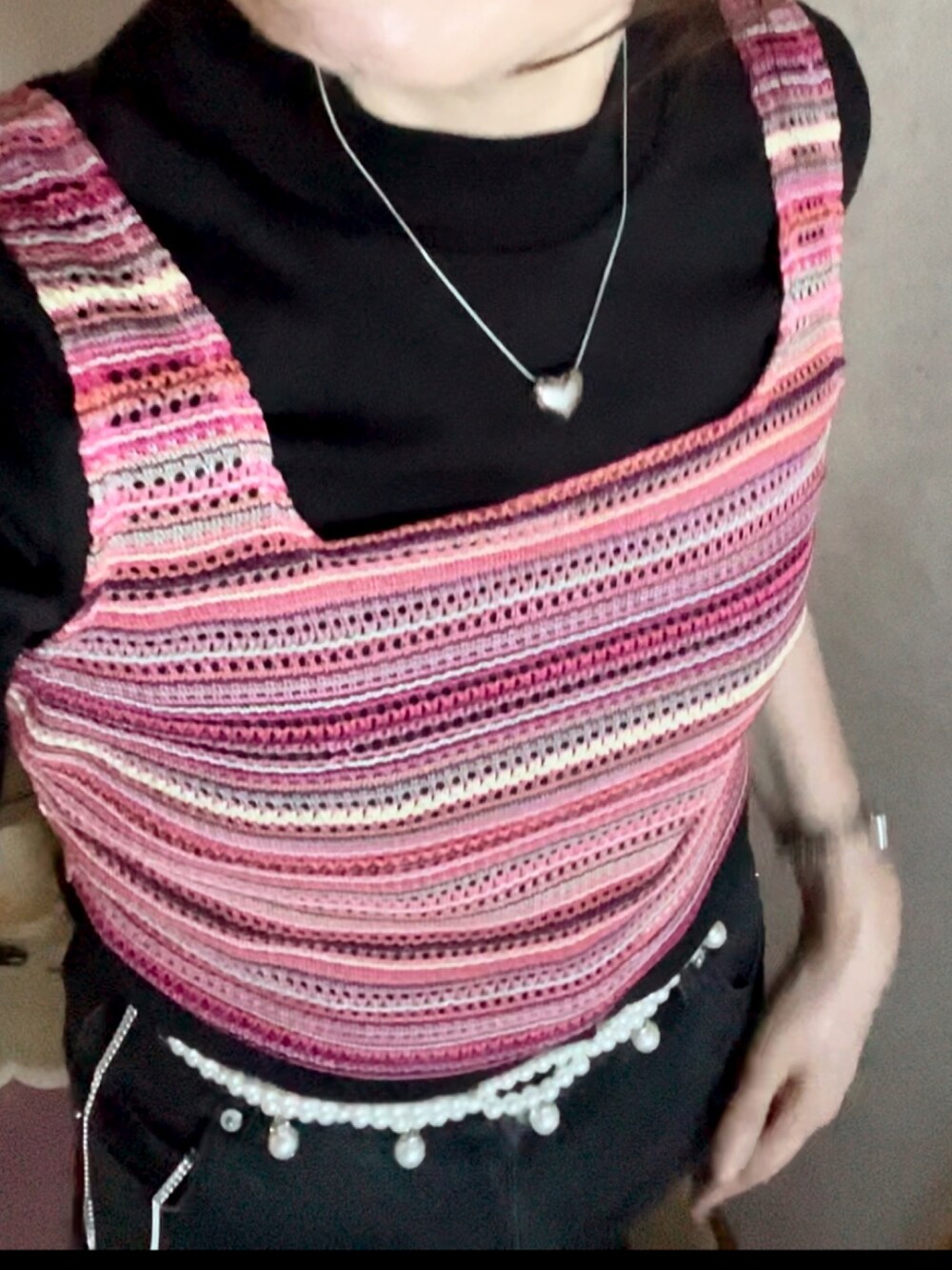 ブラック系のデニムパンツ、レッド系のチューブトップ、ブラック系のトートバッグを着用したレディースの春コーディネートの2枚目の写真