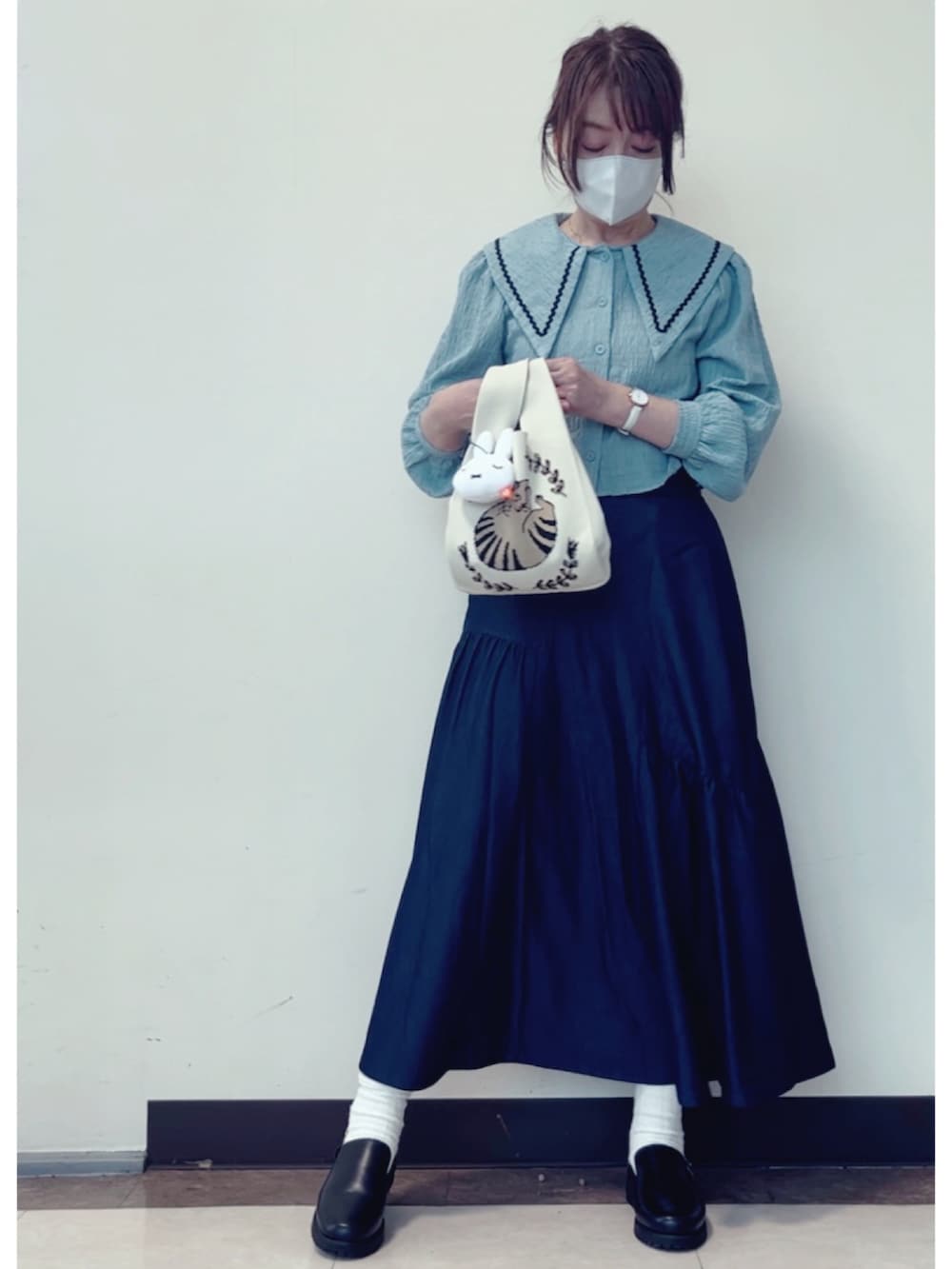 ブルー系のシャツ/ブラウス、ホワイト系のトートバッグ、ブラック系のサンダルを着用したレディースの春コーディネートの2枚目の写真